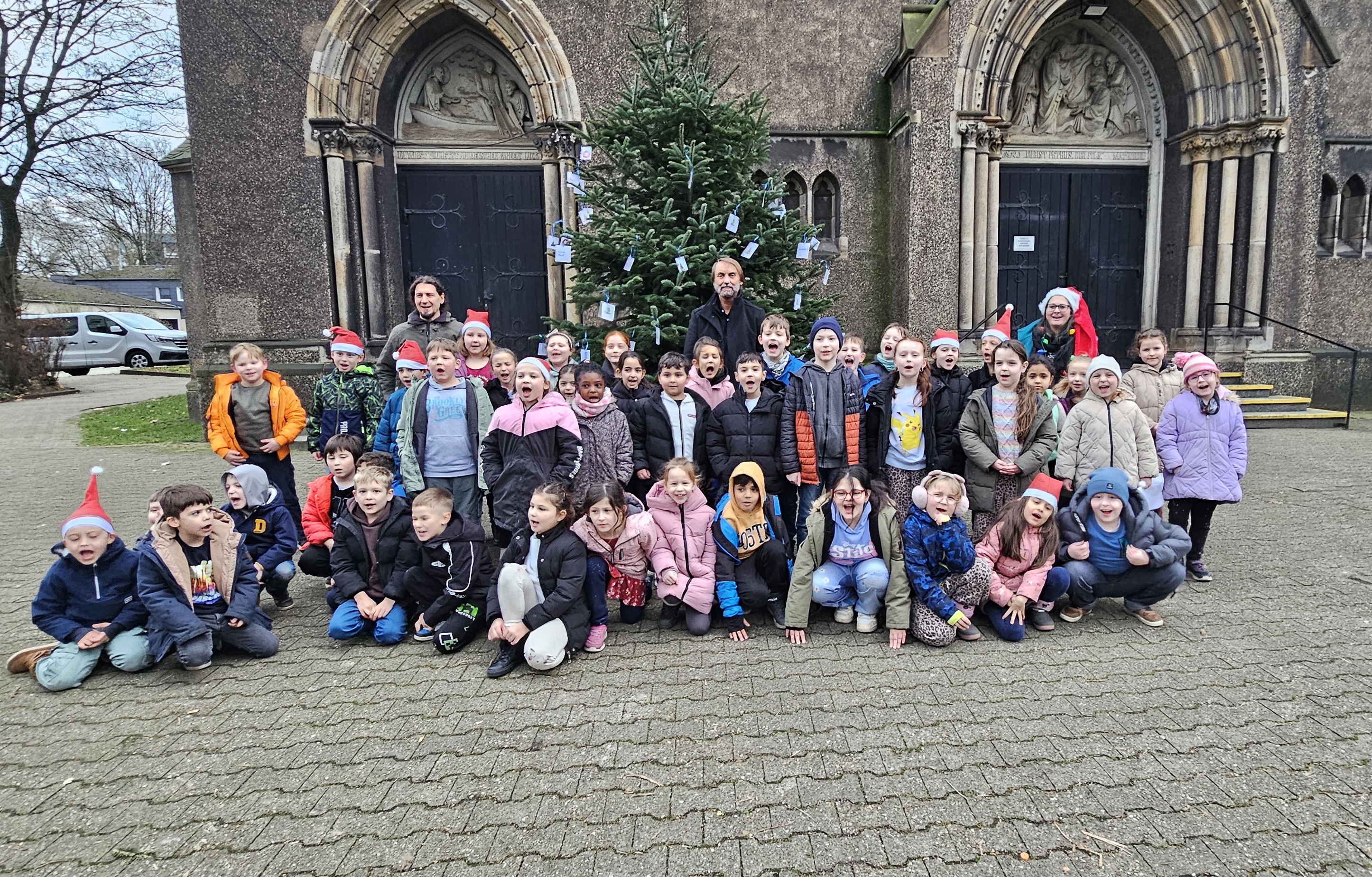 Fröhliches Baumschmücken vor der Herz Jesu Kirche