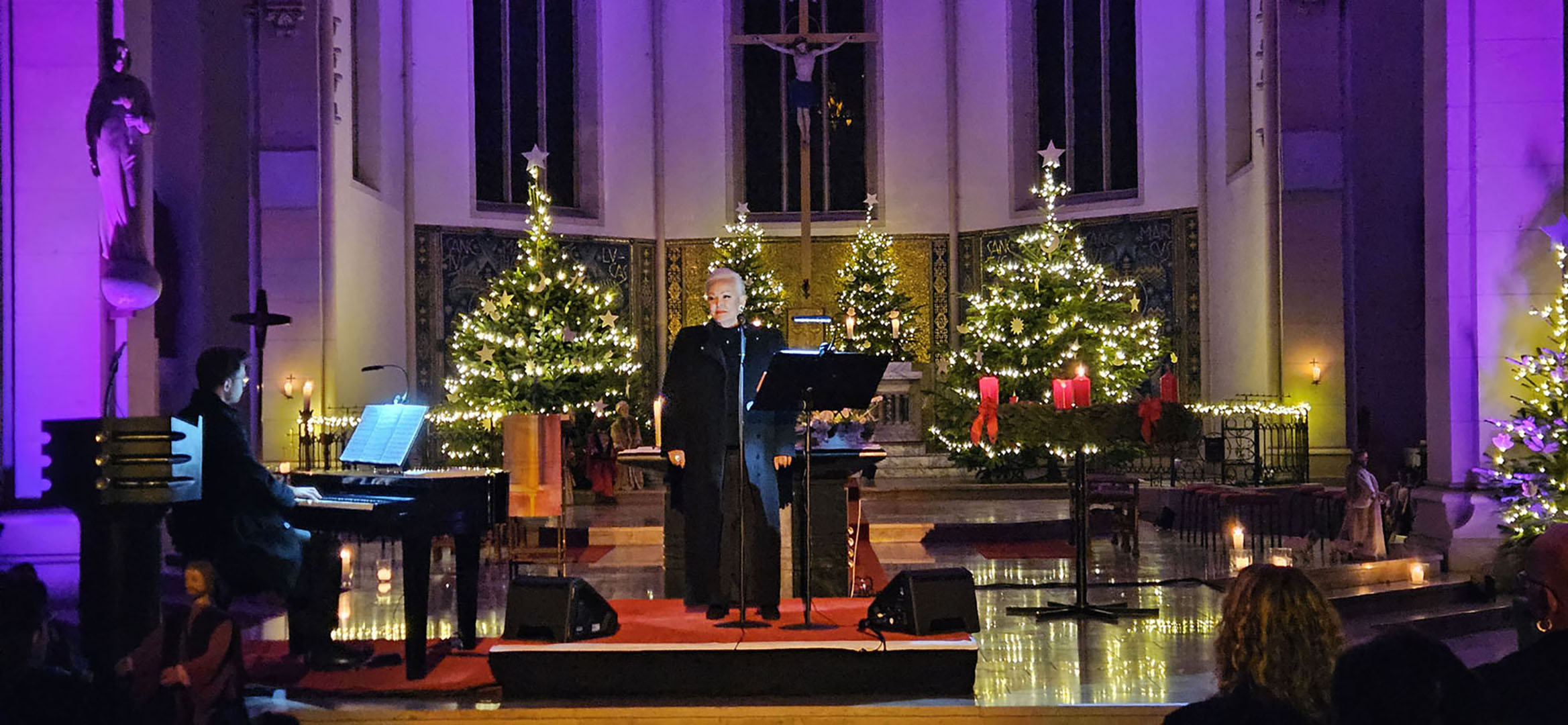 Klangvolle Weihnacht in Neumühl: Angelika Milster begeistert Publikum in der Herz Jesu Kirche