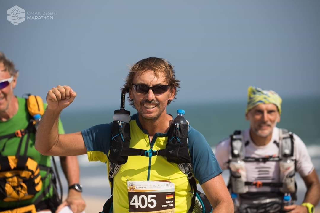 172 km in 6 Tagen durch die OMAN-Wüste. Pater nimmt am härtesten Wüstenlauf teil.