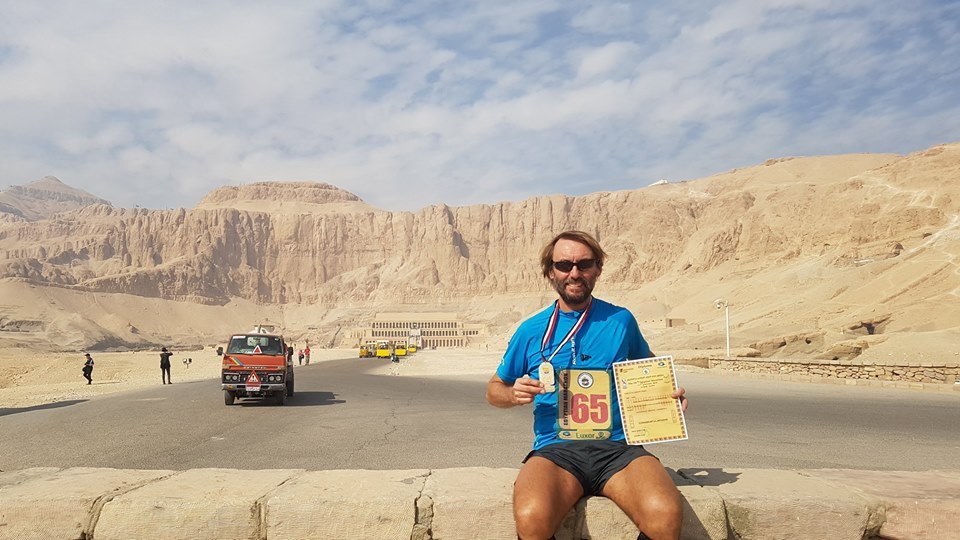 Pater lief Marathon in Luxor für arme Kinder in Duisburg