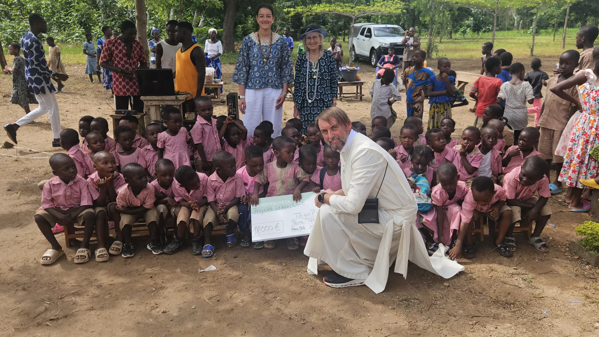 KINDER JUBELN ÜBER NEUEN KINDERGARTEN - „MARATHON-PATER“ AUS DUISBURG ÜBERGIBT 18.000 EURO IN TOGO